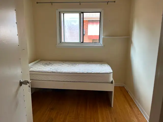 BRIGHT ROOM  MAIN FLOOR STEELES AND BATHURST NORTH YORK