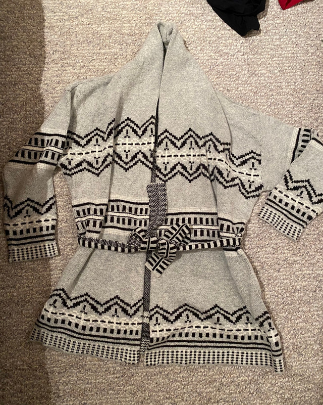 Women sweater size XL worn 1 time dans Femmes - Hauts et vêtements d'extérieur  à Laval/Rive Nord