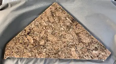 Coin en Granit  - 21,75 x 19 pouces - ton de brun, View more