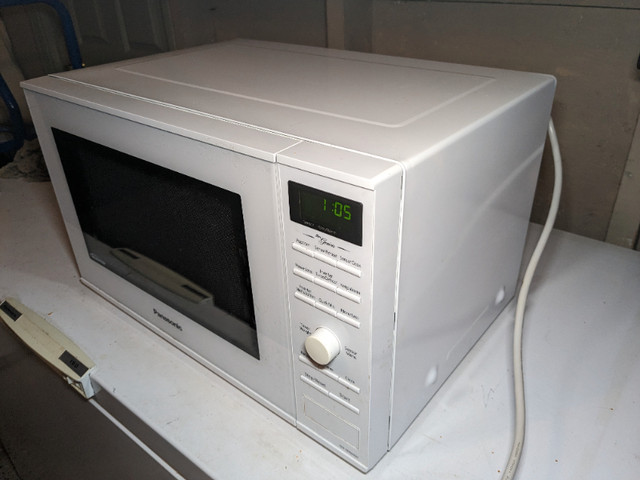 Microwave Panasonic White 1200W Inverter- Like New in Microwaves & Cookers in Lethbridge - Image 3