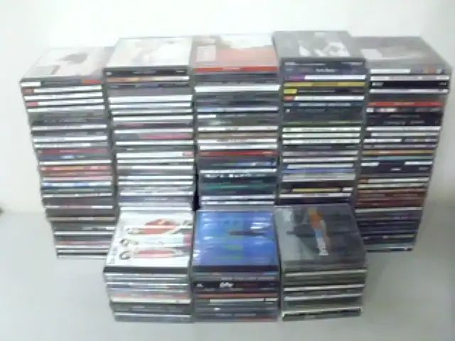 lot of 200 music c d