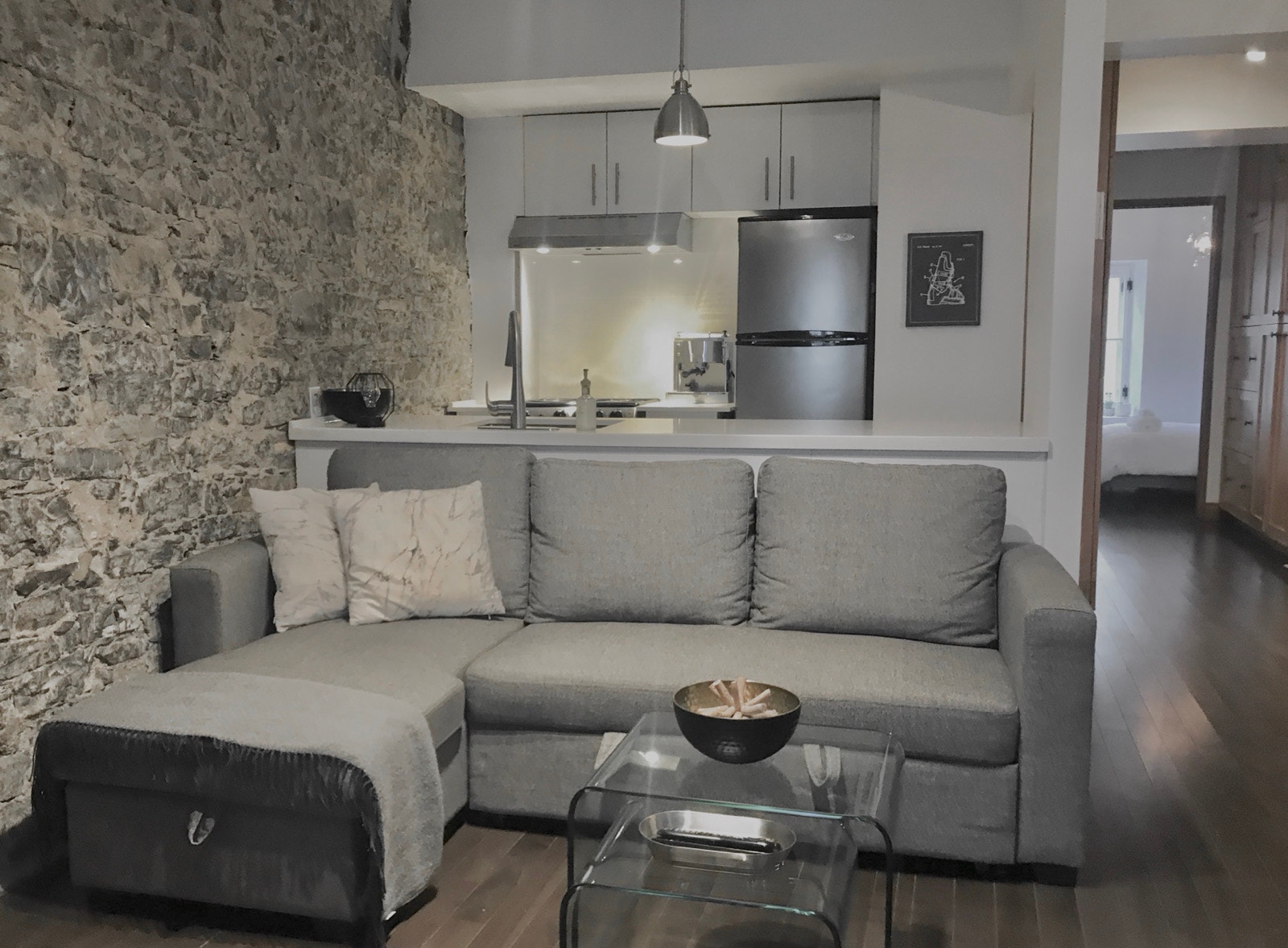 4 1/2 meublé tt inclus+parking+AC+wifi VxQc Champlain — photo 1