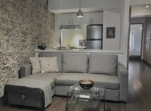 Libre maintenant & tout inclus de À à Z! Superbe appartement 2 chambres entièrement rénové avec balc...