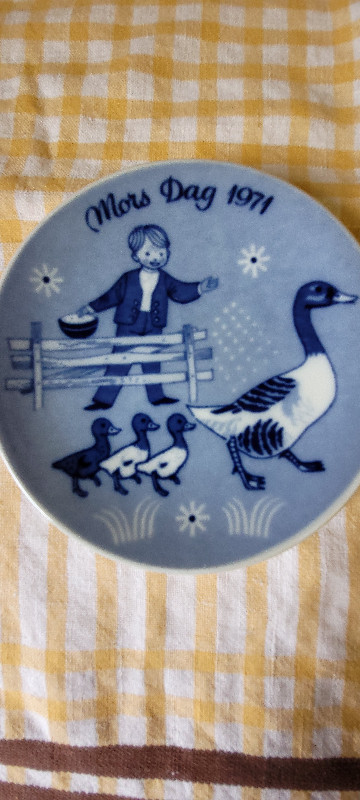 trio of Royal Copenhagen MOTHERS & FATHERS DAY Plates 1970-71 in Arts & Collectibles in London - Image 3