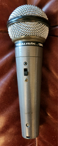 Microphone Shure Realistic Highball
Working