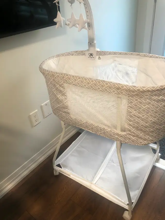 White baby bassinet with wheels in Cribs in Oakville / Halton Region - Image 4