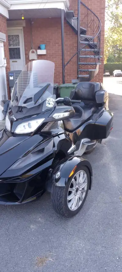 Je vends Cans-Am Spyder, 1300cc 2016 freins sont neufs les huiles aussi atache arrière pour remorque...