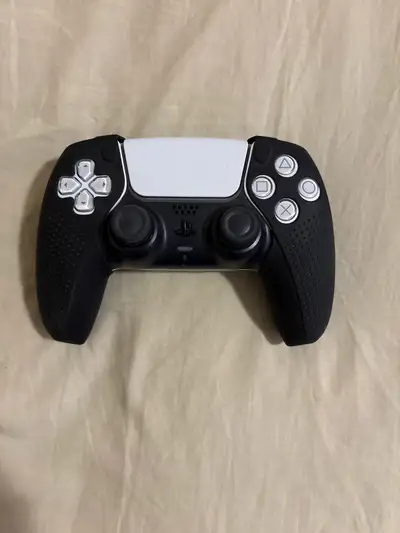 Selling a black and white PlayStation 5 Dualsense controller, which is in used condition, but works...