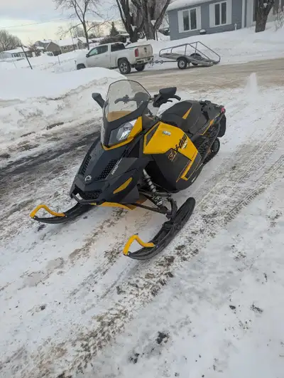 Motoneige en bonne condition prêt pour les sentiers 1200 4 temps 130 hp