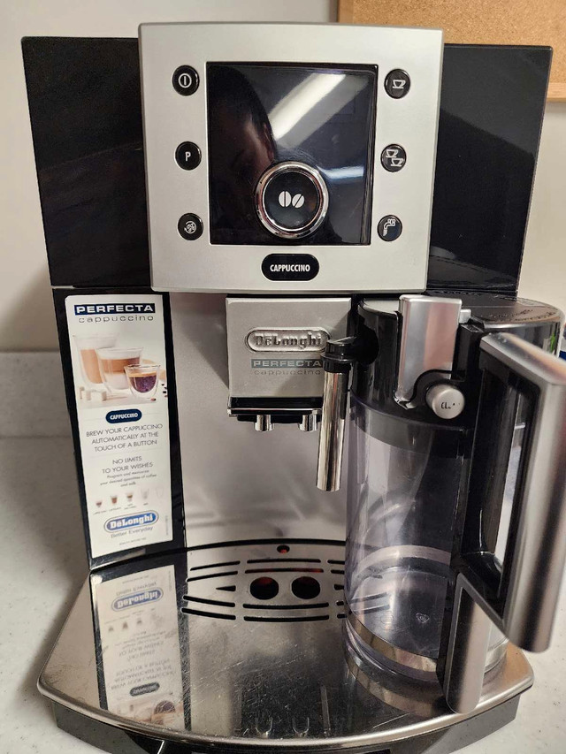 DeLonghi espresso machine  in Coffee Makers in Vernon - Image 3