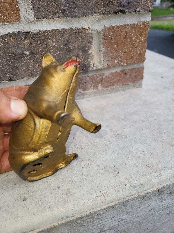 Vintage Cast Iron / Red Lipped Pig Coin Bank/ Piggy Bank in Arts & Collectibles in Hamilton - Image 4