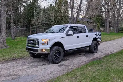 2015 Ford f150 crew cab with the 5.0l coyote engine. Clean title truck with no money owing Freshly S...