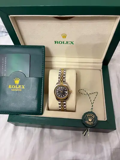 Selling my mother's Rolex watch used like new she only had it for a year and rarely worn ✅TAKING CAS...