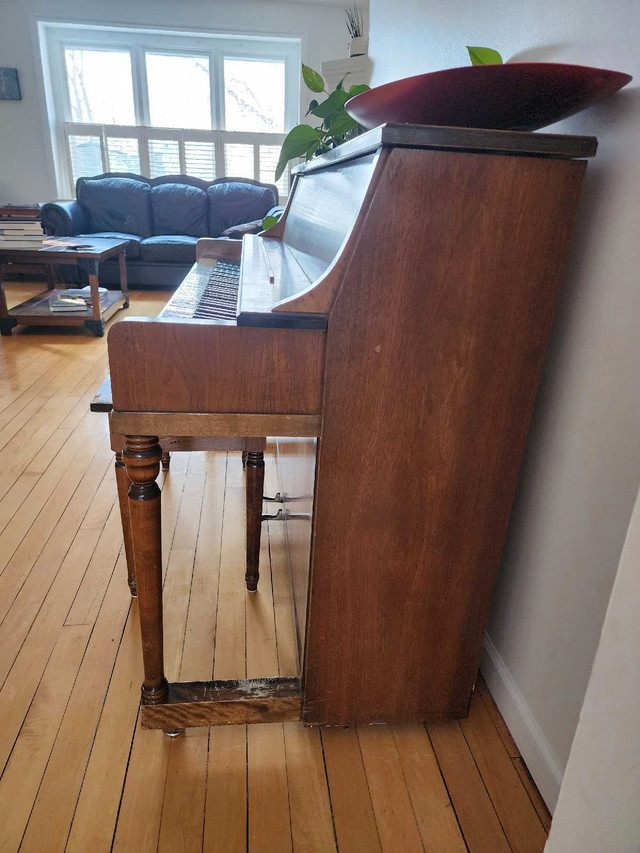 Small upright antique piano in Pianos & Keyboards in Edmonton - Image 2