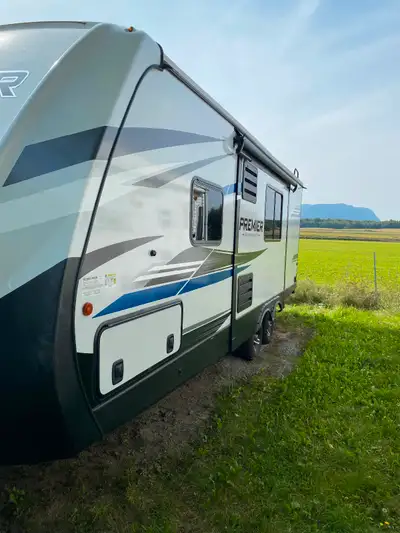 Roulotte 23 pieds 2021 rdl premier bullett Jack électrique Auvent Air climatisé Micro onde Poêle et...