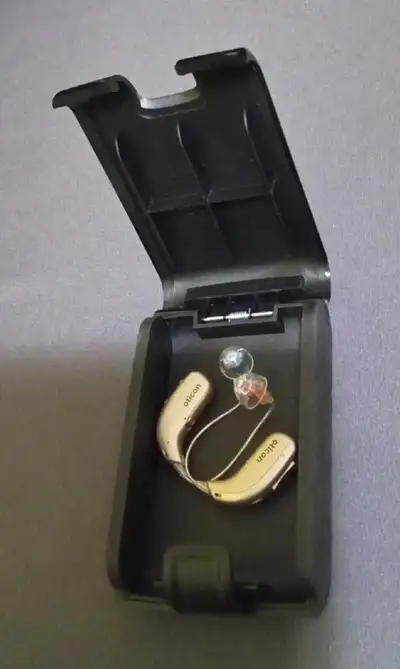 Slightly used Oticon More 3 Hearing Aids. Very well taken cared of and in very good condition.