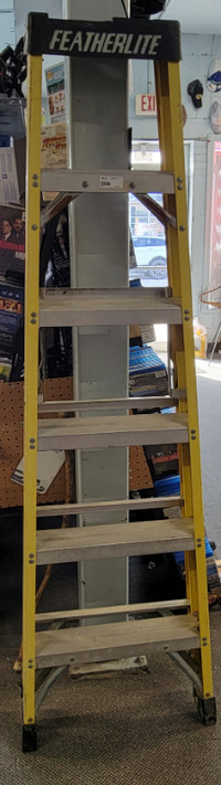 Featherlite 6906 6ft Non-Conductive Fiberglass Step Ladder 300lb