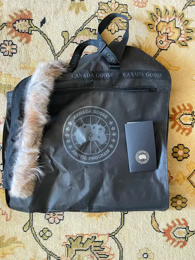 Canada Goose Chateau parka M in Men's in Calgary - Image 4