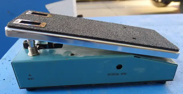 Spektr Spektr-2 80's Vintage Soviet USSR Fuzz Wah guitar pedal in Amps & Pedals in City of Toronto - Image 4