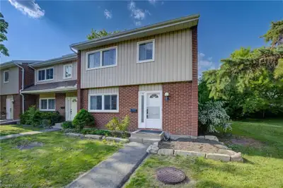 Village on the Green complex. 4 Newly Renovated Large Rooms in 4 Bedroom Home ALL INCLUSIVE!!! 1 lar...