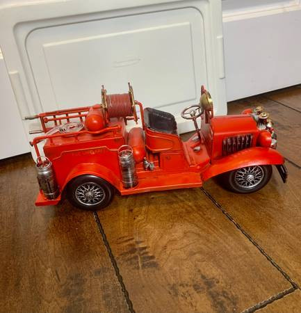 Collectible Antique 1920’s Tucumcari Fire Department Fire Truck in Arts & Collectibles in Burnaby/New Westminster - Image 3