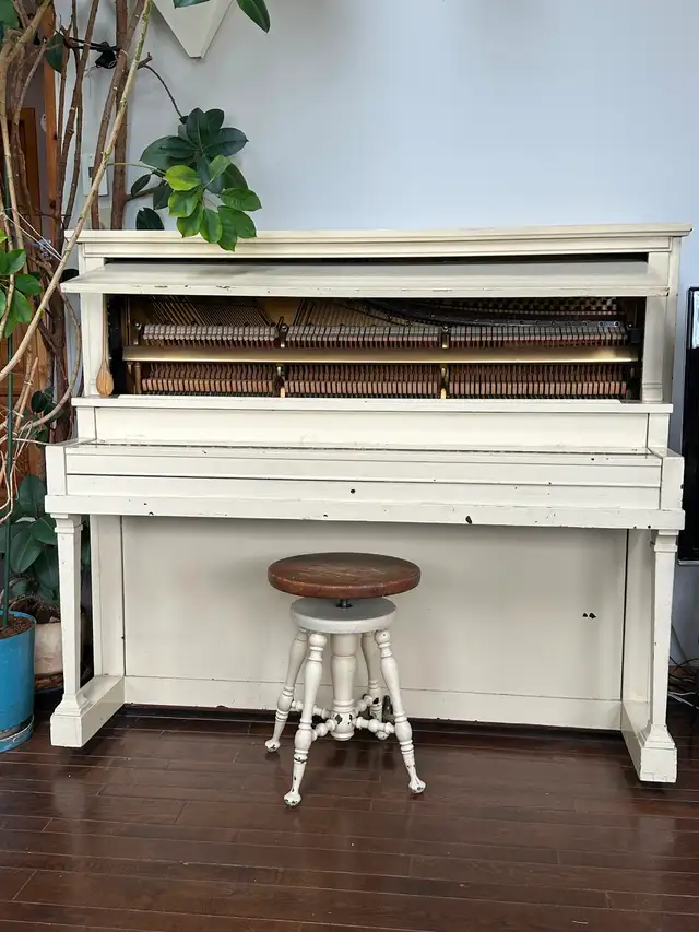 Piano droit in Pianos & Keyboards in Laval / North Shore - Image 3