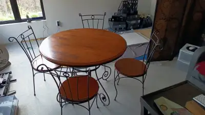 Table ronde plus 4 chaises, View more