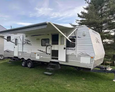 Power jacks Power Awning with new fabric Solid Roof Solid Floor no soft spots Always stored in winte...