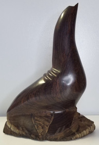 Sculpture de phoque en bois de fer