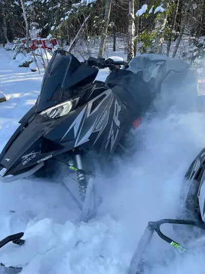 2019 Arctic Cat ZR 8000, 137 track, ACT suspension, Fox shocks, reverse, electric start . Ice scratc...