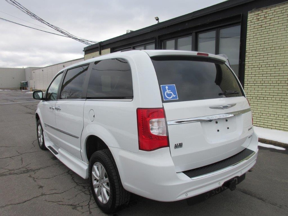 Chrysler Town & Country 2016 photo 3