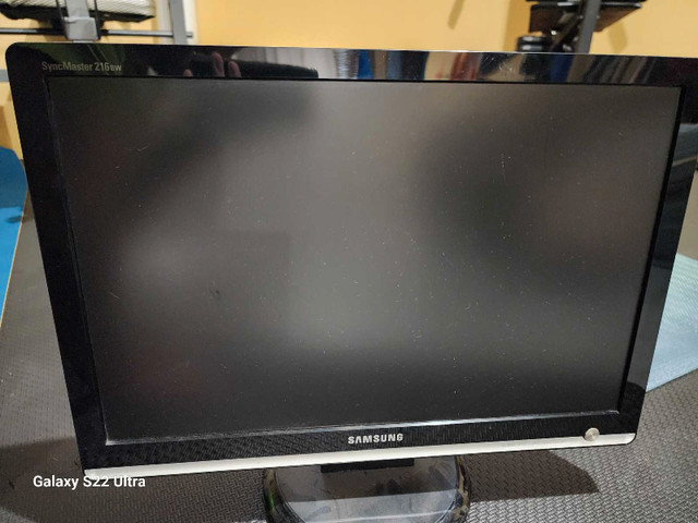 Samsung computer monitor 21 inch in Monitors in Calgary