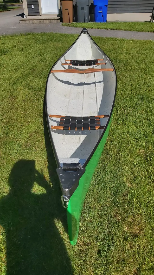 CANOT KEVLAR LEGER $2800 in Canoes, Kayaks & Paddles in Sherbrooke - Image 2