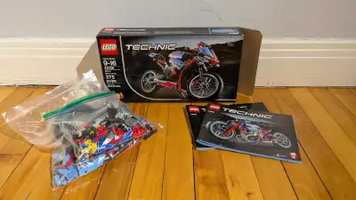 Tout le set est désassemblé et prêt à être monté. L'entièreté des pièces de ce LEGO sont présentes,...