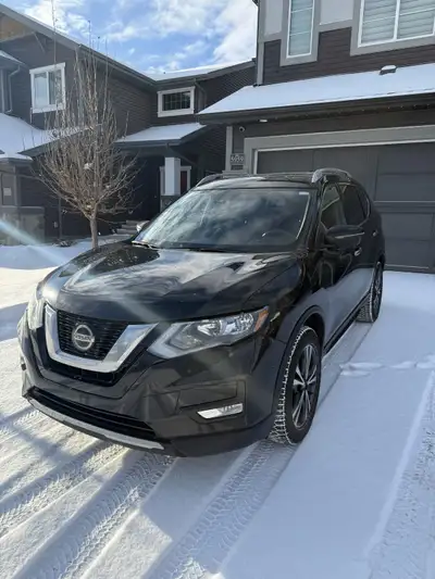 2019 Nissan Rogue SV AWD Heated seats and steering wheel Remote start Moonroof Winter Tires 780-668-...