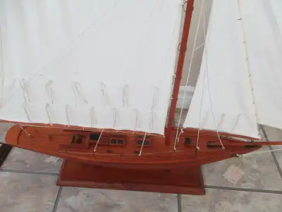 Voilier en bois avec voiles en tissus. 30 X 5 X 37 po de hauteur antiquitesmichelquintal.com