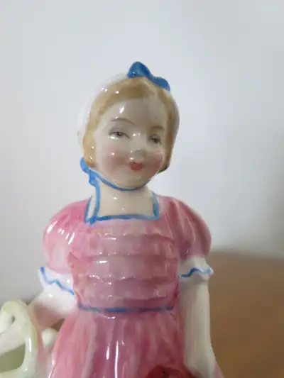 From a pet free and smoke free home. For sale is the ROYAL DOULTON figurine TINKLE BELL item HN 1677...