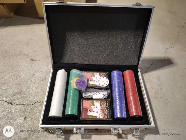 Poker Set in Toys & Games in Brantford - Image 2