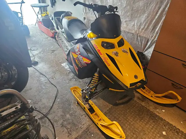 snowmoblie in Snowmobiles in St. Albert - Image 3