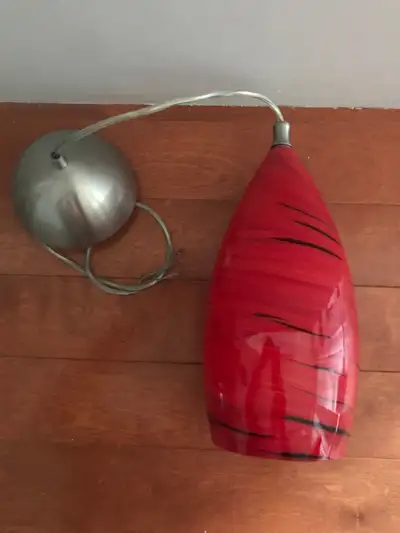 Plafonnier vintage en verre épais De couleur rouge et un peu de noir Lourd Hauteur 11 1/2 pouces Dia...