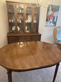 Dining room table, hutch/buffet  