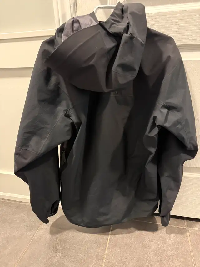 Arcteryx Beta AR Jacket Goretex - Size Small in Men's in Markham / York Region - Image 3