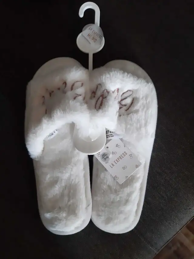 La Express Slippers in Other in Oshawa / Durham Region - Image 2
