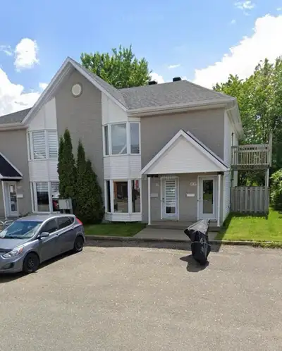 Grand 4 1/2 situé au rez-de-chaussée d'un immeuble de 4 appartements dans le secteur St-David. Proxi...