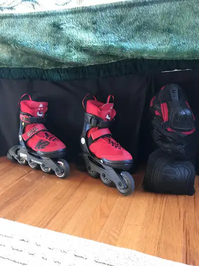 K2 junior, taille ajustable 11-2, couleur rouge, peu utilisés, bon état; ça vient avec sac supports...