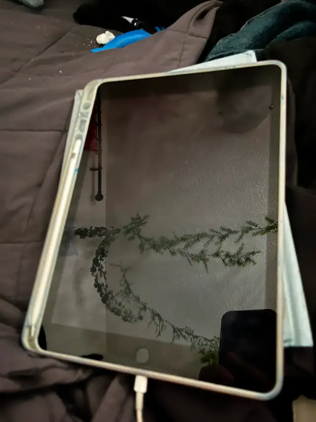 Gen 9 IPad w/ Apple Pencil - Brand New Out of Box Condition in iPads & Tablets in Winnipeg - Image 4