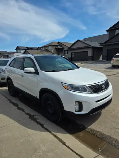 2015 Kia Sorento EX/Sunroof AWD Low mileage. No accident, mint condition, Lady-driven. VIN: 5XYKUDA7...
