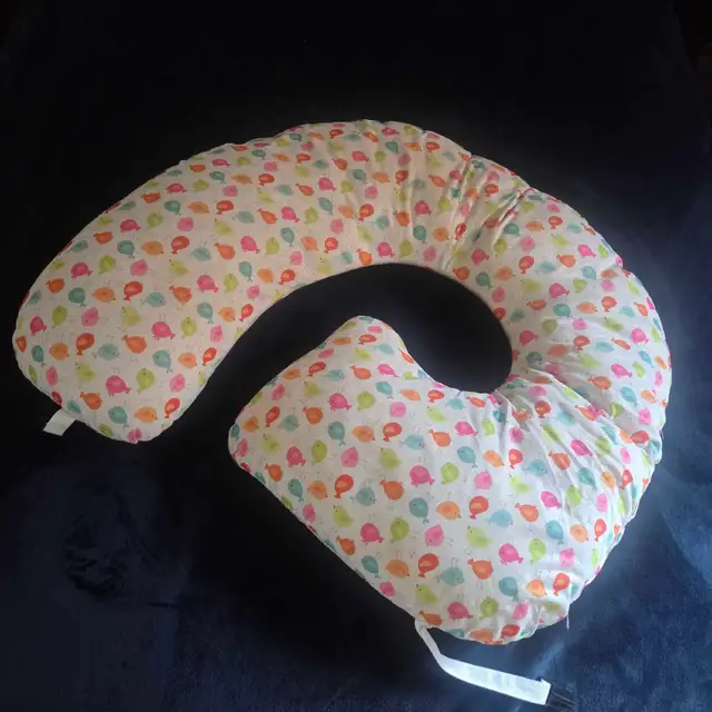 Boppy Nursing Pillow good condition in Other in Markham / York Region - Image 2