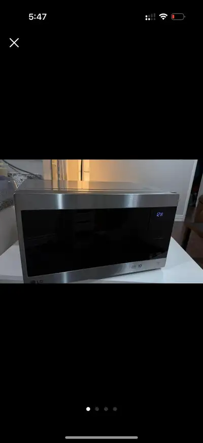 This is a used LG microwave, perfect for quick meals and reheating leftovers with its 1000W power ou...