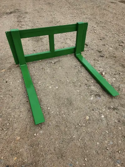 John Deere acreage tractor pallet forks. Will fit John Deere models from 1023 to 3046. Aylsham Saska...